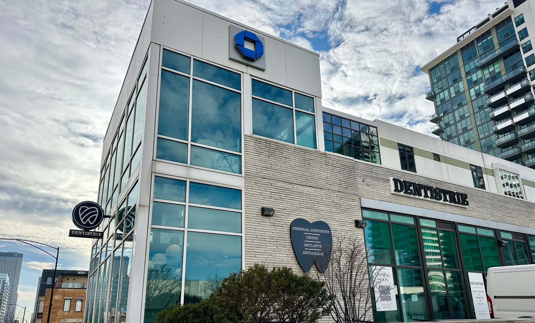 Dentistrie West Loop exterior at 328 N. Des Plaines St